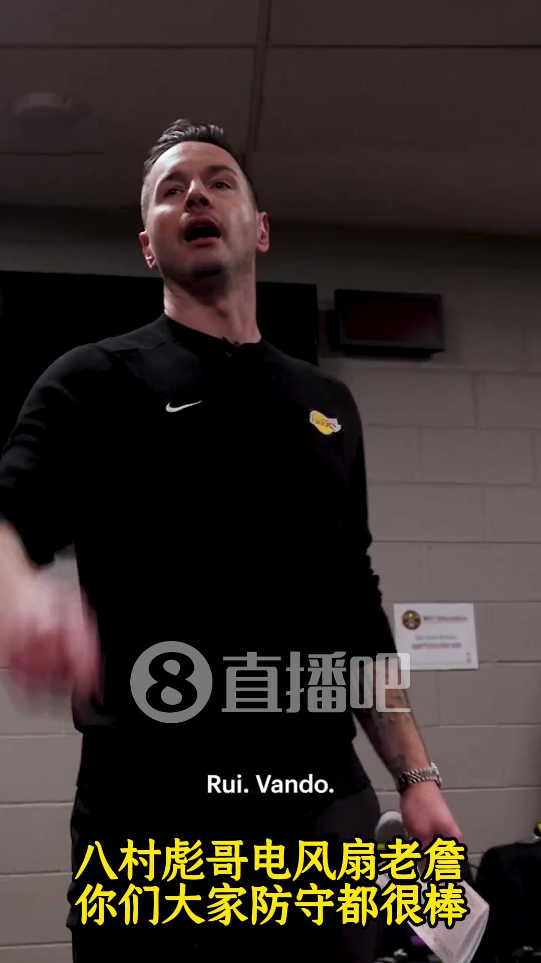 雷迪克猛夸東契奇防守一陣，后者比4斷手勢！贊全員對約基奇防守