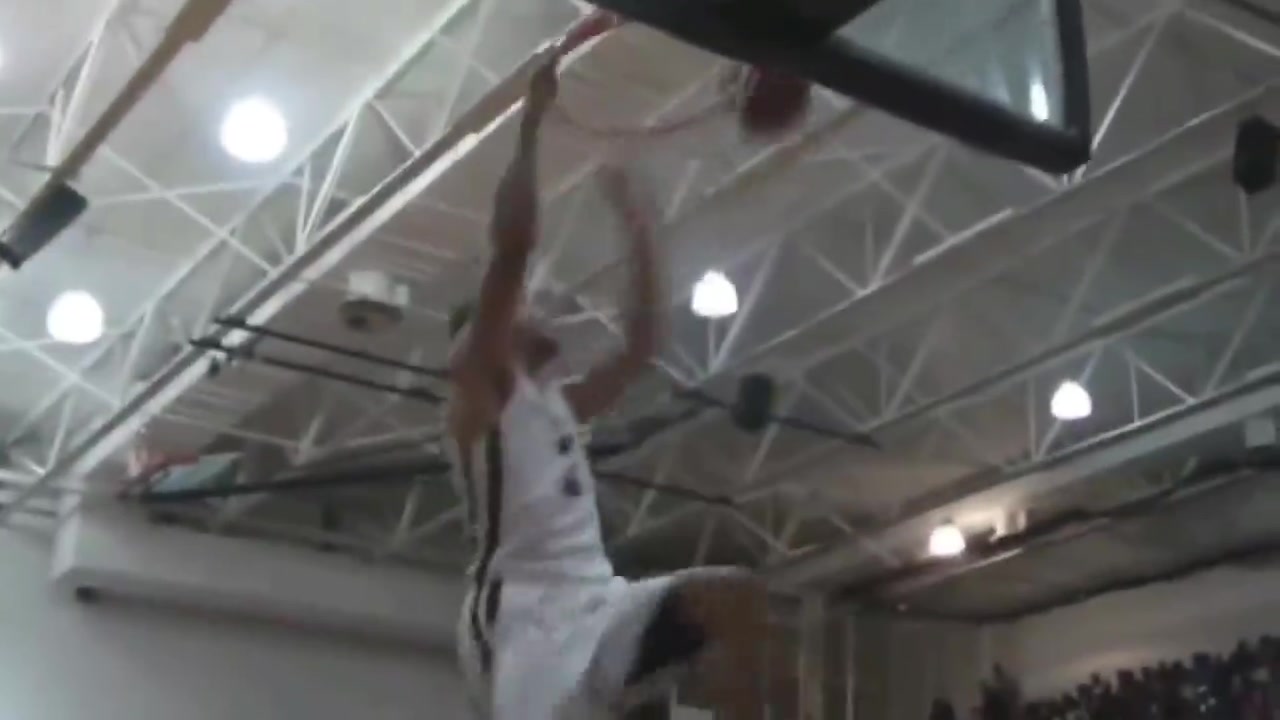 黑歷史！名場面：庫里空中連續三次扣籃，籃球險些入網！