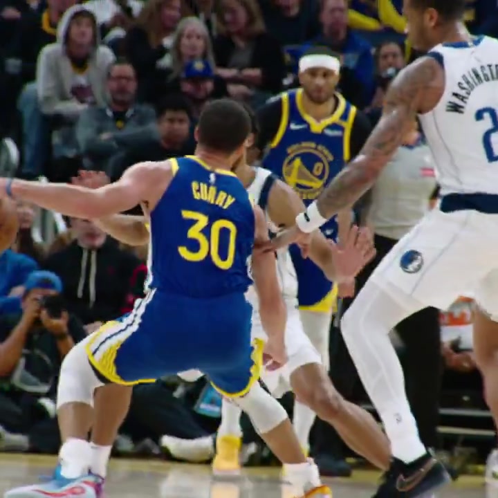 還是忘不了他！庫里冷血三分后做出晚安，眼睛死死盯著克萊的方向